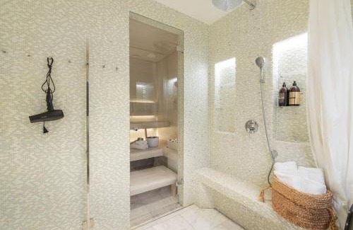 Punavuori Apartment | Luxury Penthouse, Sauna, Balcony, AirCon