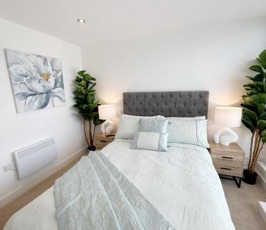 Leeds Apartment | Luxury Penthouse with Private Hot Tub Overlooking Leeds City Centre