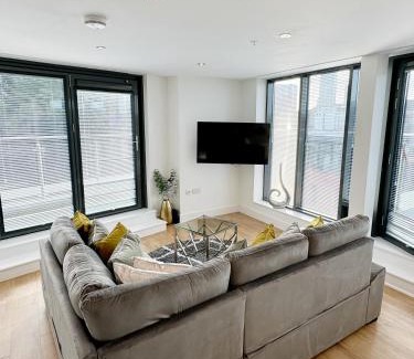 Leeds Apartment | Luxury Penthouse with Private Hot Tub Overlooking Leeds City Centre