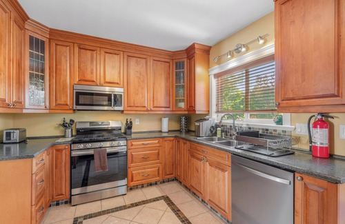 Prince George House | Luxury pet friendly estate w/hot tub and heated pool in the heart of the city