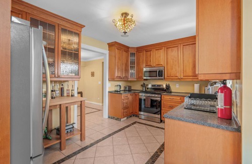 Prince George House | Luxury pet friendly estate w/hot tub and heated pool in the heart of the city