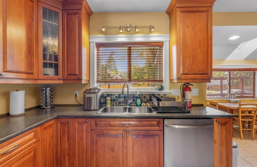 Prince George House | Luxury pet friendly estate w/hot tub and heated pool in the heart of the city