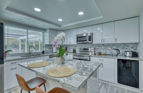 Kensington Park House | Luxury Pool Family Home Near Siesta Key/DT-3BR/2BA