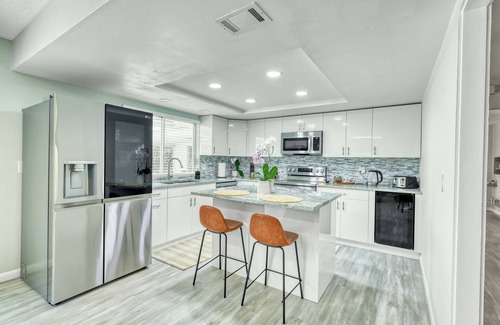 Kensington Park House | Luxury Pool Family Home Near Siesta Key/DT-3BR/2BA