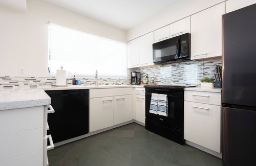 Tempe House | Luxury Pool Home for 10– Near ASU & Airport - BBQ - Continental Breakfast