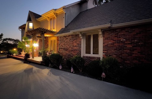 Overland Park House | Luxury Premium Beds Near Johnson County Community College, Overland Park