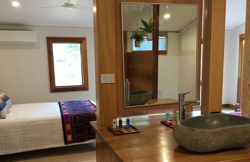 Palm Grove House | Luxury Retreat in the Whitsundays - Airlie Beach area