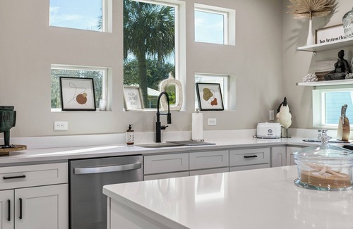 Lincolnville House | Luxury riverfront Home walk to Historic Downtown & restaurants