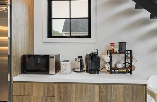 Front Royal House | Luxury Riverfront Home Getaway with Hot Tub