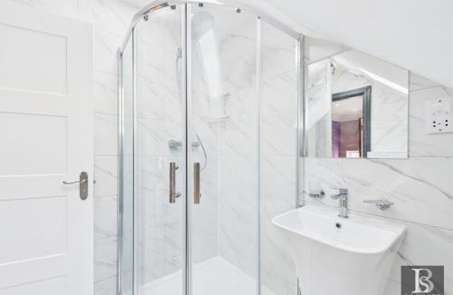 Slough House | Luxury room's with ensuite and kitchen, parking in Slough Centre