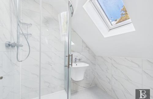 Slough House | Luxury room's with ensuite and kitchen, parking in Slough Centre