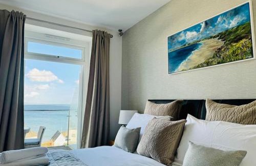 West Looe House | Luxury Sea View Apartment with Multi Room Balcony And Private Onsite Parking Only 300M From the Beach