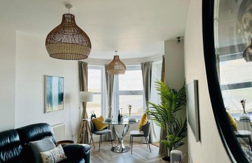 West Looe House | Luxury Sea View Apartment with Multi Room Balcony And Private Onsite Parking Only 300M From the Beach