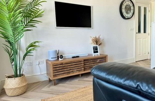 West Looe House | Luxury Sea View Apartment with Multi Room Balcony And Private Onsite Parking Only 300M From the Beach