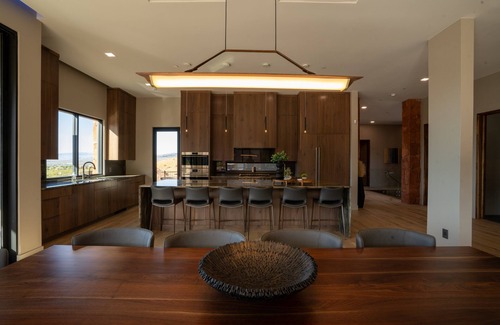 Ivins House | Luxury Service 2 Bedrooms - Sleeps 4 – Private Pool - Daily HSK