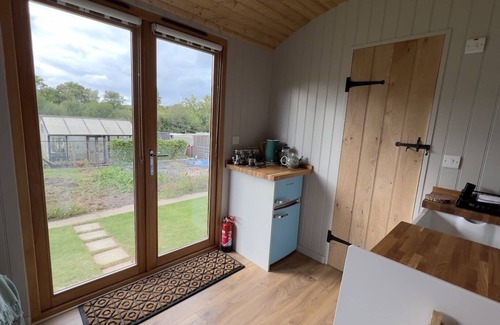 Wadhurst Cabin | Luxury Shepherds Hut, W/large Garden, Firepit, & Wi-fi @ Cedar Gables Campsite