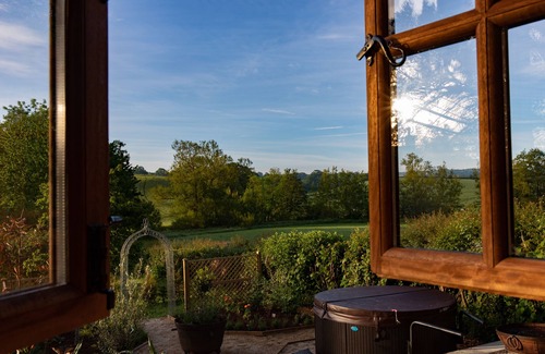 Belluton Cabin | Luxury Shepherds Hut with hot tub and WiFi in rural location near Bath +Bristol