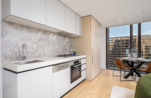 South Melbourne Apartment | Luxury Sky High Apartment with Pool Gym & Parking