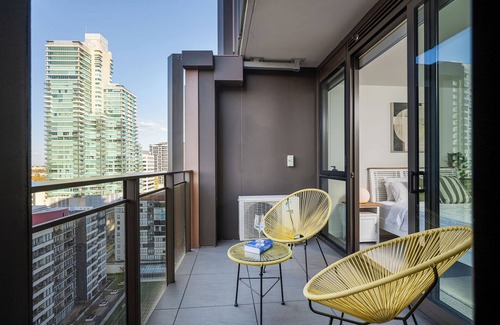 South Melbourne Apartment | Luxury Sky High Apartment with Pool Gym & Parking