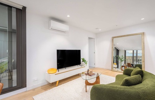 South Melbourne Apartment | Luxury Sky High Apartment with Pool Gym & Parking