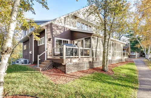 Lake Shore Cottage | Luxury Spacious Cottage on Gull Lake at Lost Lake Lodge Resort!