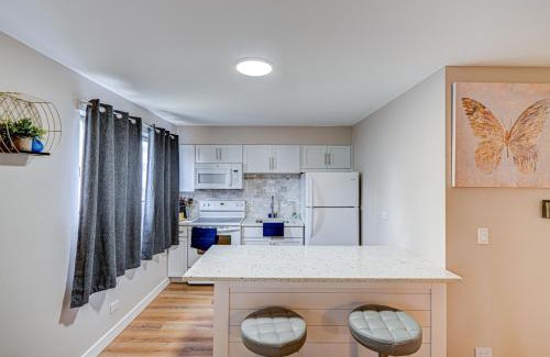 O'Hare House | Luxury Studio King Bed Chicago Remodeled