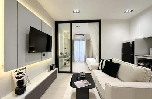 Wat Ket Apartment | Luxury Suite Cozy King BedSwimmingPooll Train