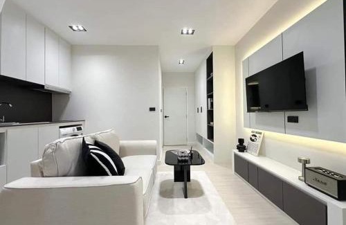 Wat Ket Apartment | Luxury Suite Cozy King BedSwimmingPooll Train