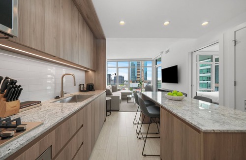 West Loop Gate Apartment | Luxury Suites in Chicago's West Loop – Steps from Dining, Shopping & Attractions