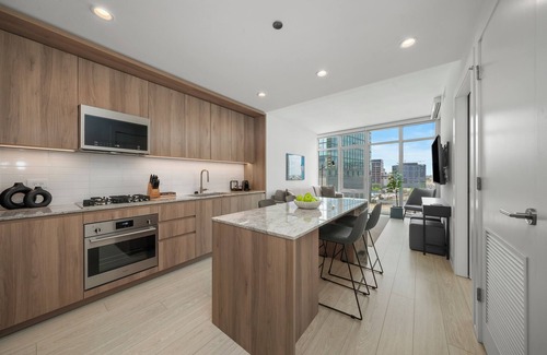 West Loop Gate Apartment | Luxury Suites in Chicago's West Loop – Steps from Dining, Shopping & Attractions