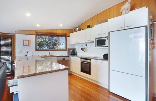 Point Lookout Apartment | Luxury three bedroom unit with spectacular beach and ocean views.