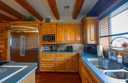 Salem House | Luxury Timber Lodge w/Hot Tub-Sleeps 20