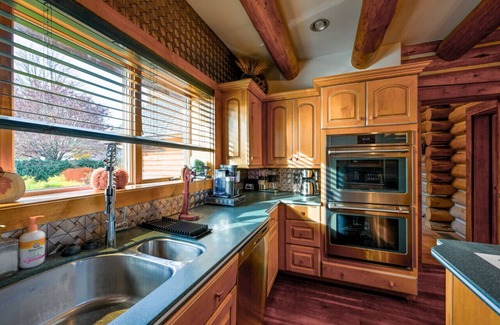 Salem House | Luxury Timber Lodge w/Hot Tub-Sleeps 20