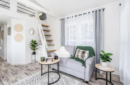 Guntersville Apartment | Luxury Tiny House Mins to Lake, Downtown Guntersville Boat Parking