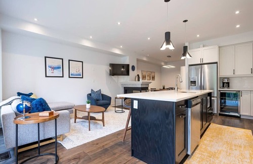 The Blue Mountains House | Luxury Townhome - Private Patio/Shuttle to Blue