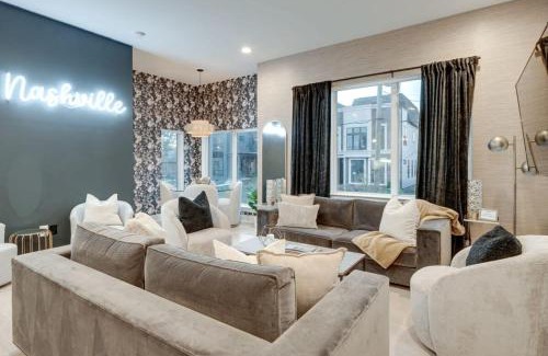 Buena Vista House | Luxury Townhouse + Rooftop Deck + 1 1 mi Downtown