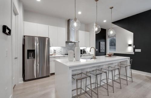 Buena Vista House | Luxury Townhouse + Rooftop Deck + 1 1 mi Downtown