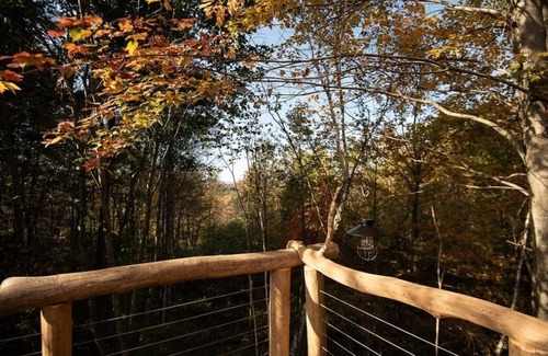 Moscow Cabin | Luxury Treehouse central Stowe/Waterbury. Borders State park. Walk to the Lake!