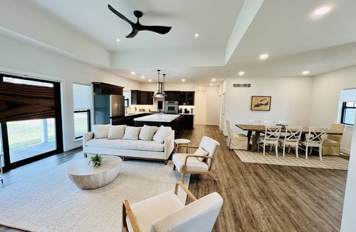 Lake Geneva House | Luxury vacation home just a 16-minute walk to Downtown and Riviera Beach