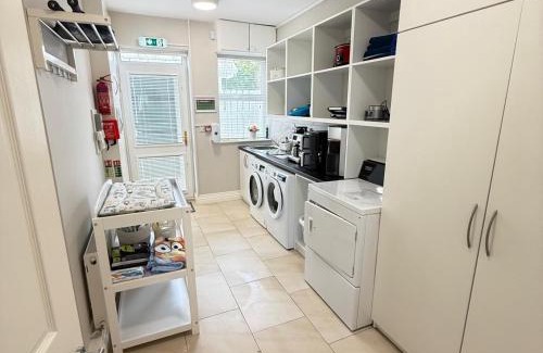 Kilnabrack Upper House | Luxury Vacation Home on the Ring of Kerry-Wild Atlantic Way with Mountain & Sea Views - 5 min walk to Glenbeigh Village - 10 min drive to Rossbeigh Beach & Dooks Golf Course - 30 minute drive from Muckross House and National Park