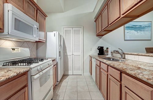 Clear Lake Shores Condo | Luxury vacation Kemah, TX condo. Bars and restaurants within walking distance.