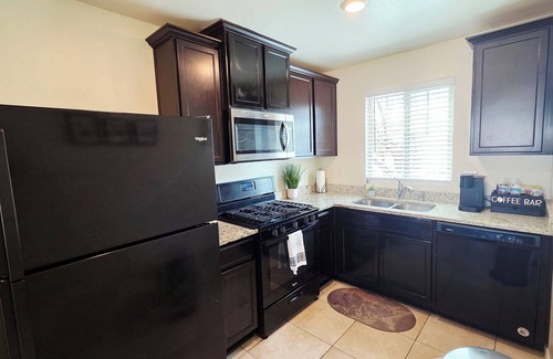 Sunrise Manor House | ⭐️ Luxury Vibes. Stylish home just 15 min to Downtown! ✅️