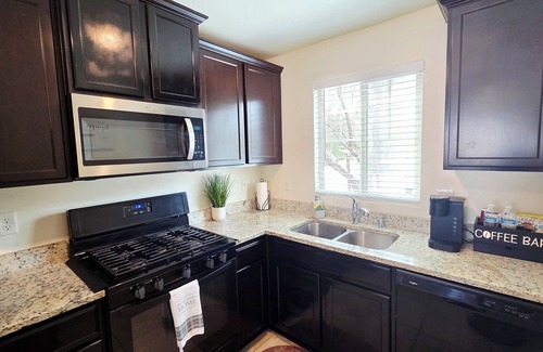 Sunrise Manor House | ⭐️ Luxury Vibes. Stylish home just 15 min to Downtown! ✅️