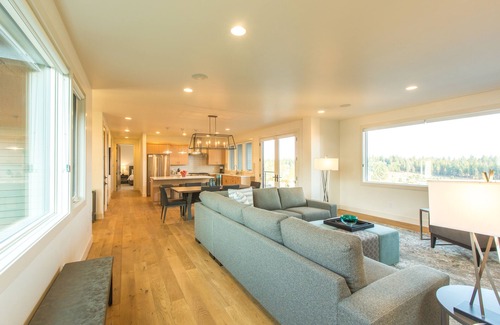 Bend House | Luxury + views ~ 7 mins to downtown ~ resort ~ hot tub ~ wifi ~ BBQ ~ Bend ~ 🐶