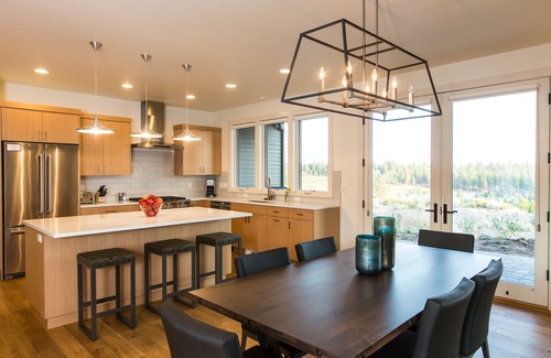 Bend House | Luxury + views ~ 7 mins to downtown ~ resort ~ hot tub ~ wifi ~ BBQ ~ Bend ~ 🐶