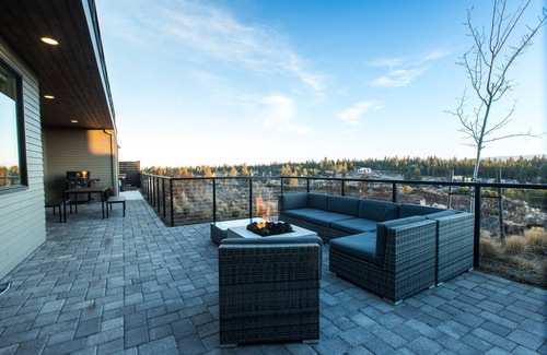 Bend House | Luxury + views ~ 7 mins to downtown ~ resort ~ hot tub ~ wifi ~ BBQ ~ Bend ~ 🐶
