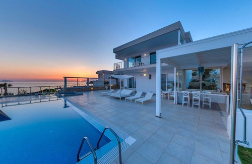 Kalamaki Villa | Luxury Villa Delfini Kalamaki Seaside Pool Jacuzzi Wi-Fi, Smart HOME