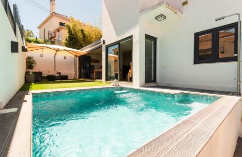 Ajuda Villa | Luxury Villa with a pool in the city - No Parties Allowed