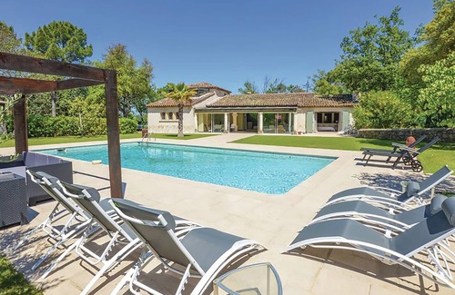 Le Muy House | Luxury villa with heated jacuzzi and garden
