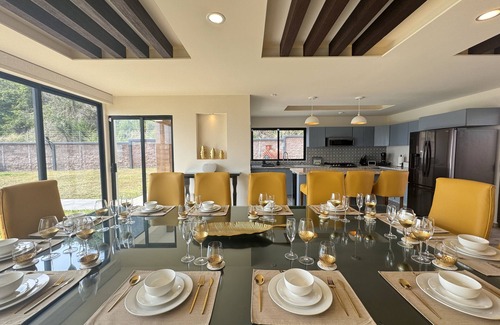 Alvarado House | Luxury villa 🌅 with lagoon-facing bathtub, jacuzzi, grill and pizza oven 🍕